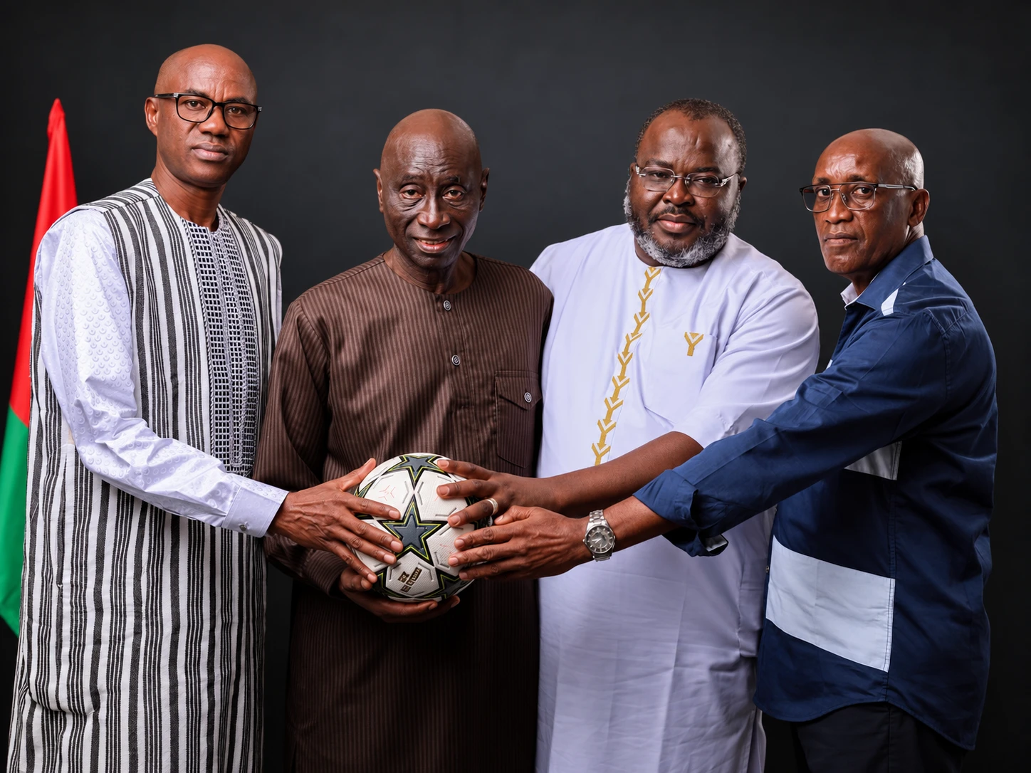 Le Dr Ibrahima Khalil KABA et ses vice-présidents, les mains réunies sur un ballon