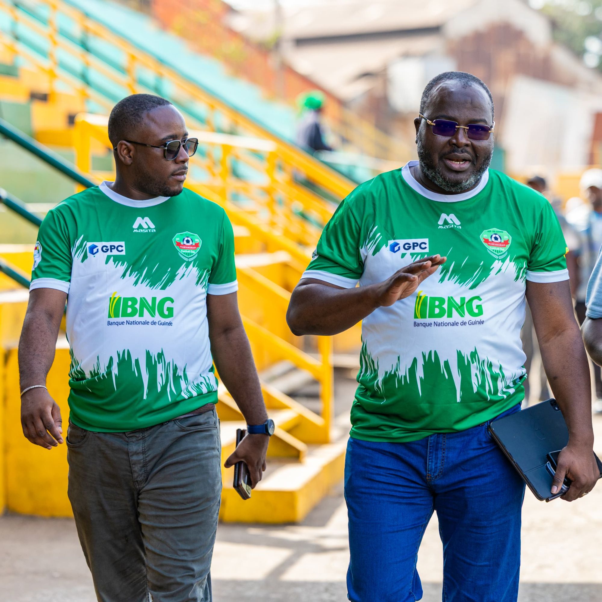 Le Dr Ibrahima Khalil KABA au stade, en maillot du Karfamoriah FC