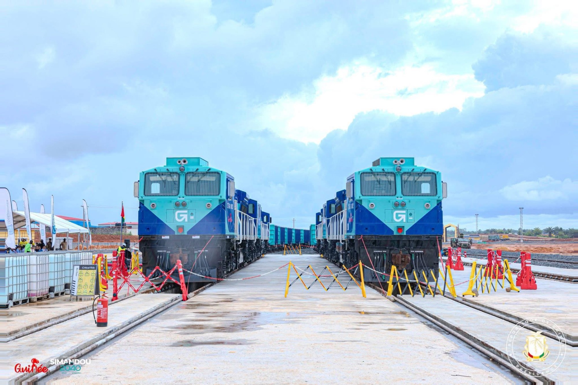 Deux locomotives du Transguinéen à quai, programme Simandou 2040
