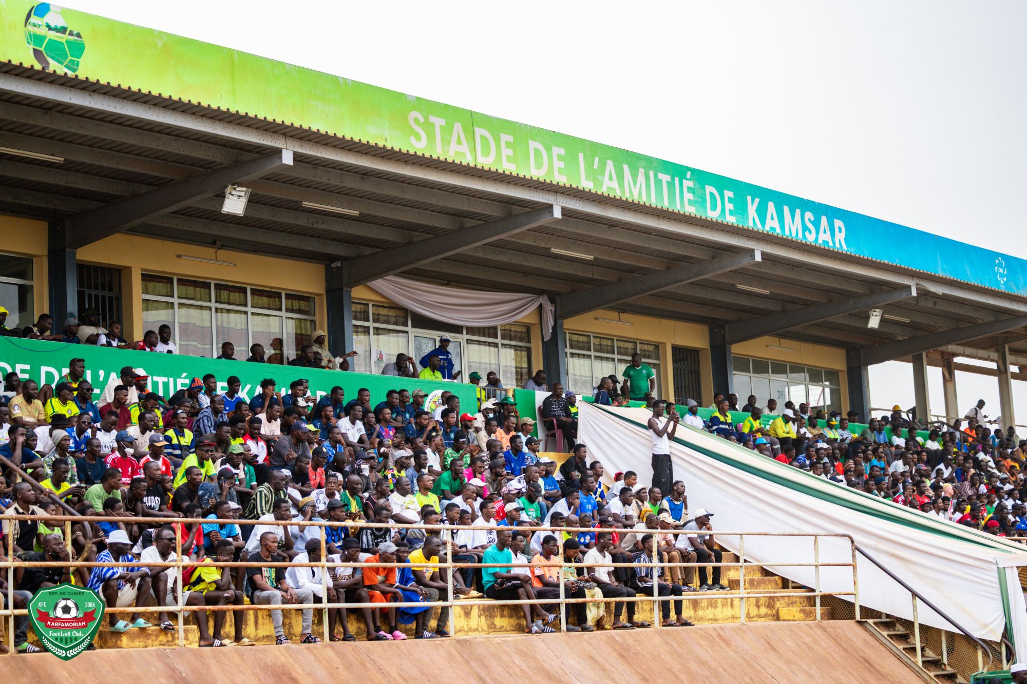 Le public du Karfamoriah FC au Stade de l'Amitié de Kamsar